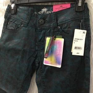 Almost famous women’s skinny black green marble denim jeans size 0 new